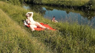 Riverside Naked Mature Sunbathing er ikke beskjedent om Random Fisher. Utendørs. Psycho Beach. Offentlig nakenhet