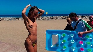 Resa naken – flicka med korta bröst topless i duschen på utanför stranden