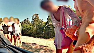Strandabenteuer: Schwanz wird Menschen ausgesetzt und eine raue Frau bringt mich zum Sperma