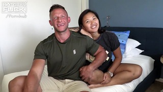 Der zerrissene Dilf Heath trifft sich mit einem dicken japanischen Teenager für seinen ersten Porno!