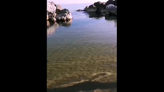 Topless Gir med string Gör ett handjobb på en offentlig strand och i havet