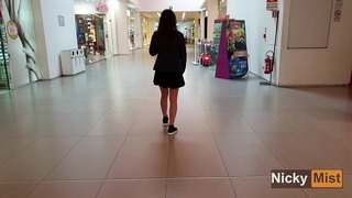Después de la academia, la pareja adolescente se divierte en el centro comercial