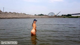 Une fille se baigne nue dans le ruisseau et se masturbe sur le rivage