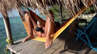 Sexy amatérske masturbuje a strieka v Hammock Out Doors