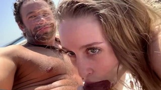 Hot College Babe spontánně saje velký penis na veřejné pláži