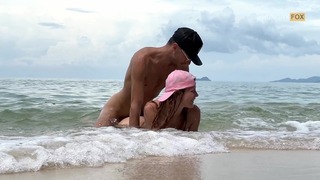 Гарячий ризикований секс у морських хвилях на пляжі – голодна лисиця