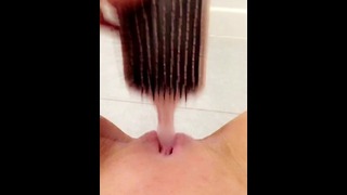 Adolescente retorcida se folla su coño corto con un cepillo para el cabello en el baño de la escuela secundaria