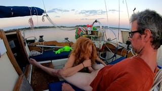 Redhead Milf gün batımı teknede horoz emmek