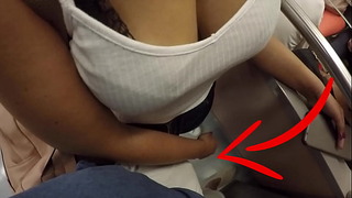 Невідомий блондин Milf З величезними грудьми почав торкатися мого члена в метро! Це називається одягнений секс?