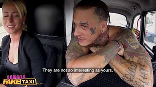 жінка Fake Taxi Татуйований хлопець змушує сексуальну блондинку збудити