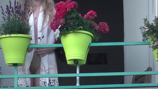 La vicina sexy bionda mostra accidentalmente la sua figa sul balcone