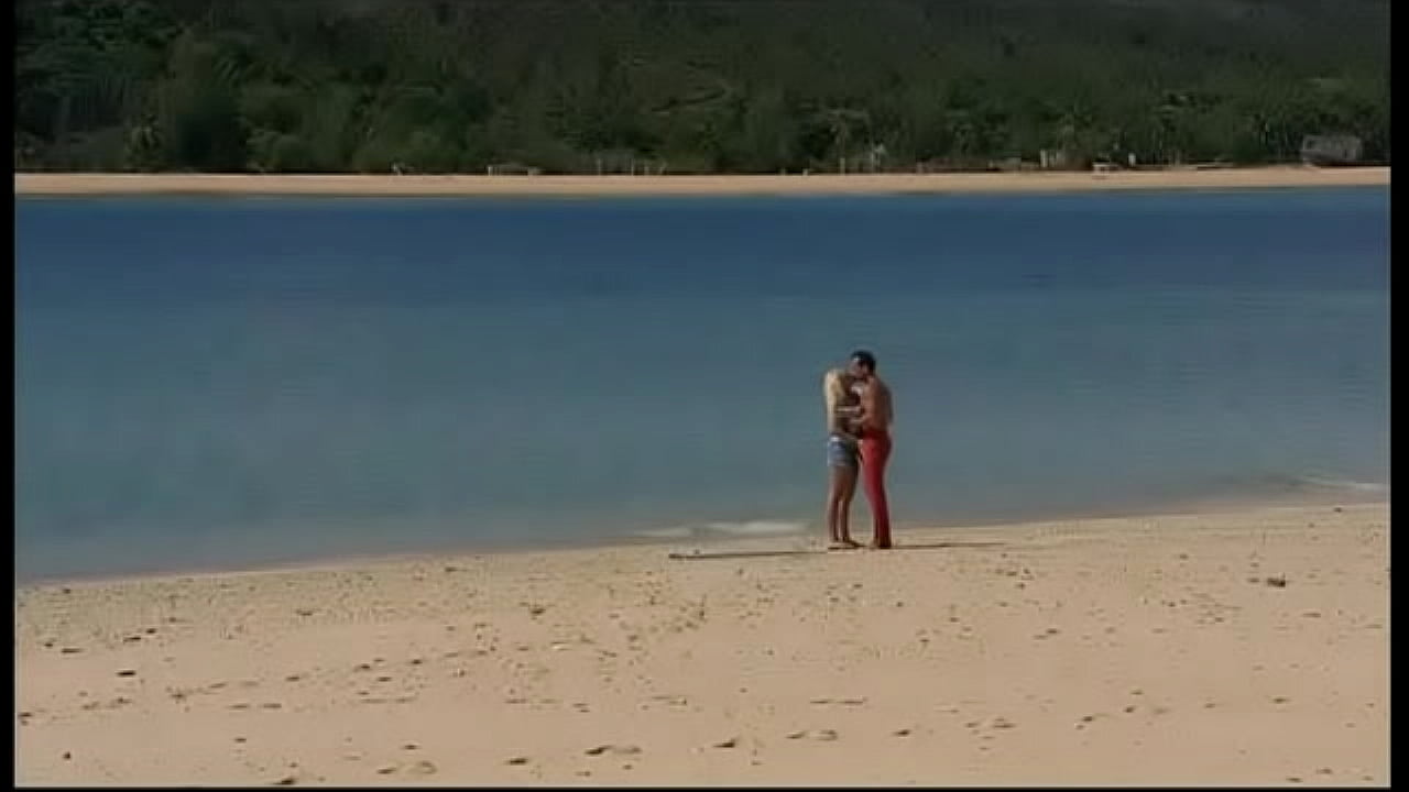 Jemstone zit op het strand en krijgt een gezichtsbehandeling na het berijden van een wilde lul