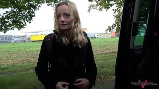 Массивный британский хуй скачет в тугой киске блондинки в благодарность за помощь