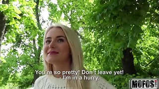 Blonde Sweetie Fucks Outdoors Wideo z udziałem Aishy - .Com