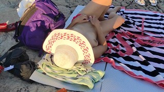 Jour 11 – Italien Milf Avec de petits seins touchant sa chatte sur une plage publique, les gens regardent, risqué