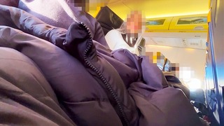 Dick Flash! Das Passagiermädchen auf dem Sitz neben mir gibt mir im Flugzeug einen Handjob
