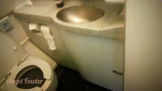 Comment faire pipi dans les toilettes de l'avion