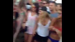 Pagando Boquete Na Praia