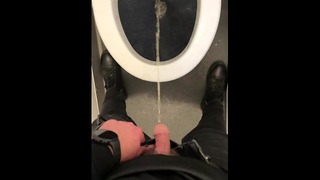 Močenie na toalete lietadla počas letu POV