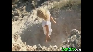 Удивительная голая блондиночка на пляже