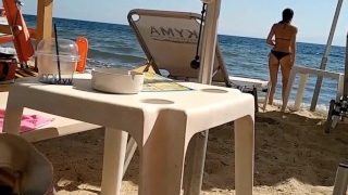 Soția amatoare joacă în public cu mufă în barul de pe plajă
