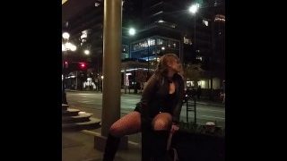Milf Дилдо трахает мокрую киску и кончает в оживленном центре города, снято на видео