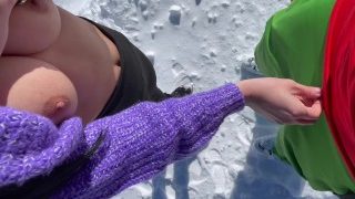 Sex în public la stațiunea de schi cu spectatori prinși! We Dont Care – Tonny și Mia