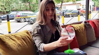 Orgasmul de control de la distanță al surorii mele vitrege în bar!