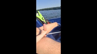 ¡Paja pública arriesgada con un extraño en un barco en el lago ocupado de los Países Bajos! Video completo