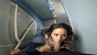 Riskantní sex ve skutečném veřejném autobusu sledovaný všemi