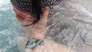 Aquatisches „trockenes“ Humping im Whirlpool