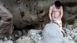 Femeia din peșteră vine pentru sex și este furată în toate găurile ei