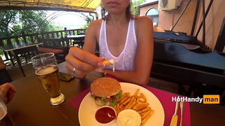 Comendo hambúrguer e piscando no café camiseta transparente sem sutiã teaser V2