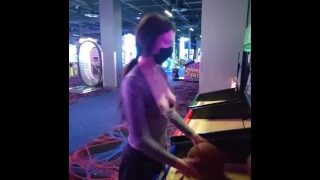 Soția exhibiționistă joacă baschet cu sânii afară la arcade