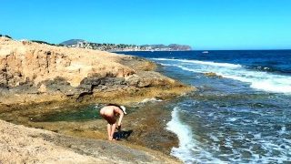 Gorąca nastolatka pokazuje nagie ciało nad morzem, w miejscu publicznym. Miaamahl
