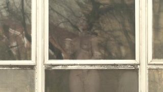 Jeny Smith burlándose de los extraños a través de la ventana