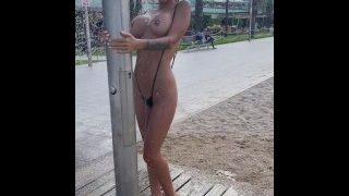 Monika Fox desnuda se ducha en público
