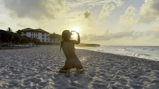Monika Fox úszik az Atlanti-óceánban, és meztelenül pózol egy nyilvános strandon Kubában
