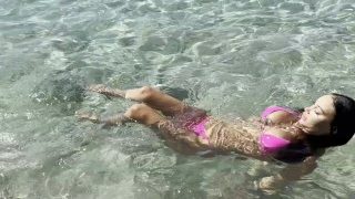 Monika Fox pływa w Morzu Karaibskim i pozuje nago na rafach