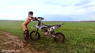 Mujer desnuda montando una moto de cross