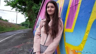 Public Agent – Zeer schattige tienerstudente kunststudent met natuurlijke tieten bestudeert een grote lul buitenshuis