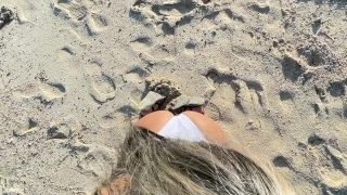 Plaja publică – Fata cu țâțe mari suge Dick pentru fanul meu, doar Teaser pe plajă