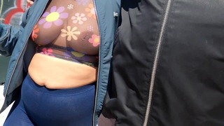 Course de quarantaine avec sa femme en leggings transparents et chemise transparente
