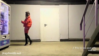 빨간 스타킹. Jeny Smith는 팬티가없는 꽉 빨간 팬티 스타킹을 입고 공개적으로 걷고 있습니다.