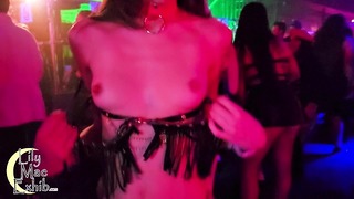 Dolu Bir Gece Kulübünde Dans Pistinde Göğüsler Dışarı!