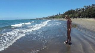 Spettacolo di viaggio con Sasha Bikeyeva in un micro bikini. Spiagge delle Canarie Parte 2