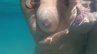 Unterwasser-Handjob und Cumshot von sexy Frau mit großen schwimmenden Titten