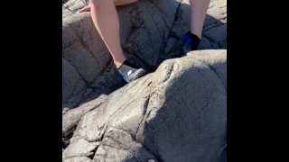 Soția Flashes Cunt Nud River Rock Climbing