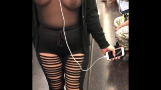 Vrouw in doorschijnend doorschijnend turnpakje in de trein heeft een vrouw nodig om zich bij ons aan te sluiten