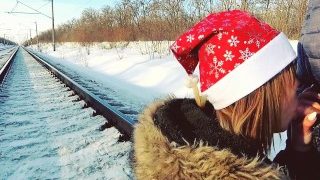 Зимний минет на улице в любительском видео на железной дороге